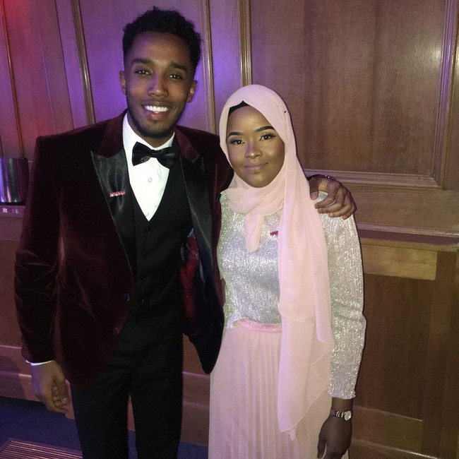 Roble tampil berbeda saat memakai dress berwarna lembut dan memakai riasan wajah di acara International Somalia Award. Mengunggah fotonya di Instagram @jawahir_roble, ia mendapat banyak pujian dari netizen. (Foto: Instagram/Jawahir_Roble)