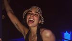 Dua Lipa Senang Banget Pose Melet, Sih?
