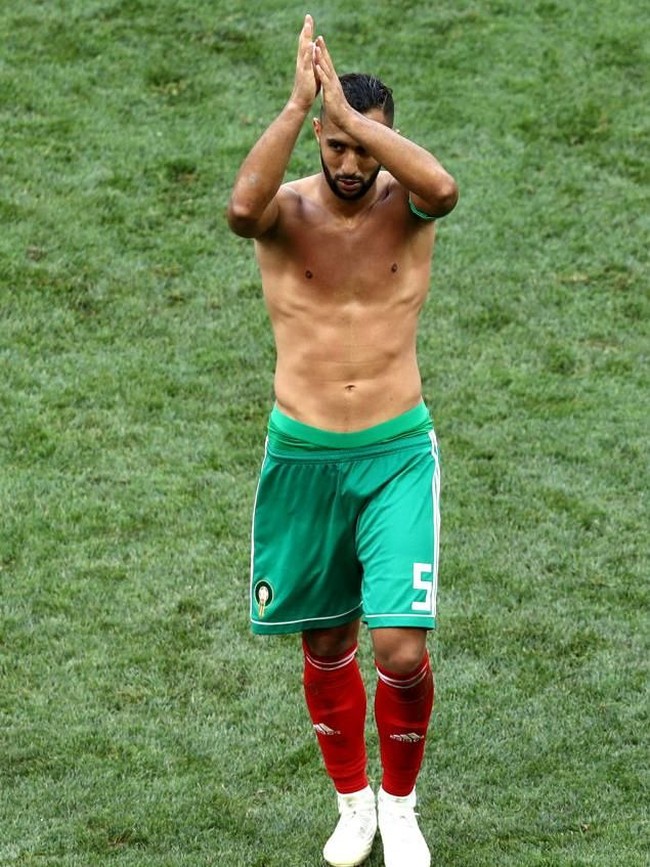 Di tengah kekecewaan, Mehdi Benatia dari Moroko juga memberikan momen seksi dengan tampil shirtless setelah timnya dikalahkan oleh Portugal di Grup B. (Foto: Getty Images)