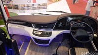 Interior bus Laksana dengan sasis Hino. Untuk kenyamanan, terdapat sistem hiburan di dalam bus. Laksana menyediakan opsional sistem video dengan LED TV 32 + 22 di tengah untuk model SR-2 HD Prime dan XHD Prime. Sistem hiburan juga didukung dengan sistem audio DVD player, 8 speaker dan subwoofer.Foto: Hino