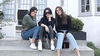 Syahrini juga mengunggah fotonya bersama dua sahabatnya yang keturunan sunda. Dok. Instagram/princessyahrini