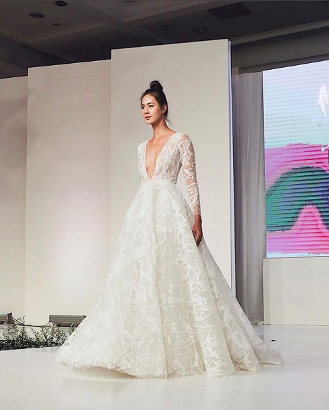 Paula tampil anggun membawakan gaun plunging neckline dari label couture, Maison Met. Foto: Dok. Instagram/Paula Verhoeven