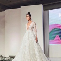 Paula tampil anggun membawakan gaun plunging neckline dari label couture, Maison Met. Foto: Dok. Instagram/Paula Verhoeven