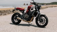 Builder wanita Italia, Miss Biker, menghadirkan Yamato, sebuah motor kustom XSR700 yang terinspirasi dari mainan perahu klasik dari Jepang. Motor itu dibangun dengan menggandeng Rice Eater Garage. Foto: Dok. Yamaha