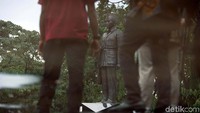 Patung Soekarno dipasang di atas sebuah batu berukuran cukup besar dengan tinggi lebih dari 20 meter.