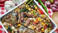 Kalau yang ini daging ikan pedanya dipotong kecil-kecil. Kemudian dimasak dengan jagung pipil. Makannya sambil diaduk pakai nasi dan kerupuk kriuk-kriuk. Foto : instagram @mamakviisa0220_husein