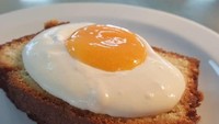 Biasanya telur mata sapi terasa gurih, tapi ini adalah dessert manis berbahan gel lemon. Bawahnya bukan roti melainkan kue lemon yang segar. Foto: Instagram chefbenchurchill
