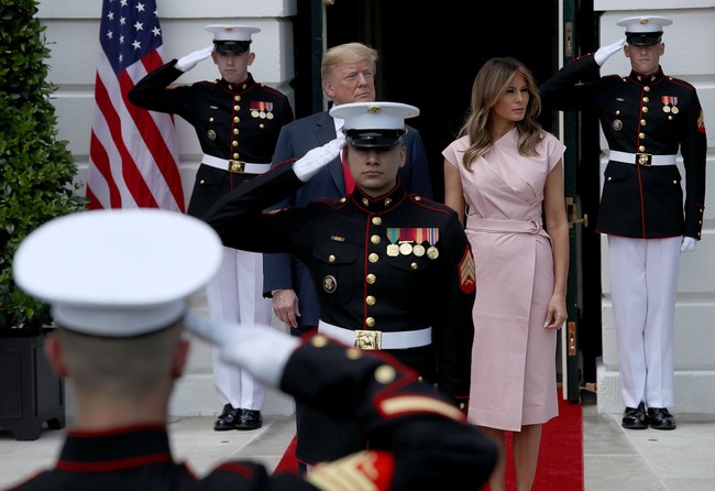 Sebagai tuan rumah, Melania Trump juga mengenakan gaun bernuansa pink dengan material kulit yang edgy dan modern. Foto: Dok. Getty Images