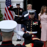 Sebagai tuan rumah, Melania Trump juga mengenakan gaun bernuansa pink dengan material kulit yang edgy dan modern. Foto: Dok. Getty Images