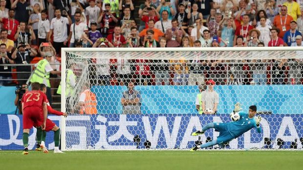 Kiper Alireza Beiranvand menggagalkan penalti Cristiano Ronaldo yang dianggap kontroversial.