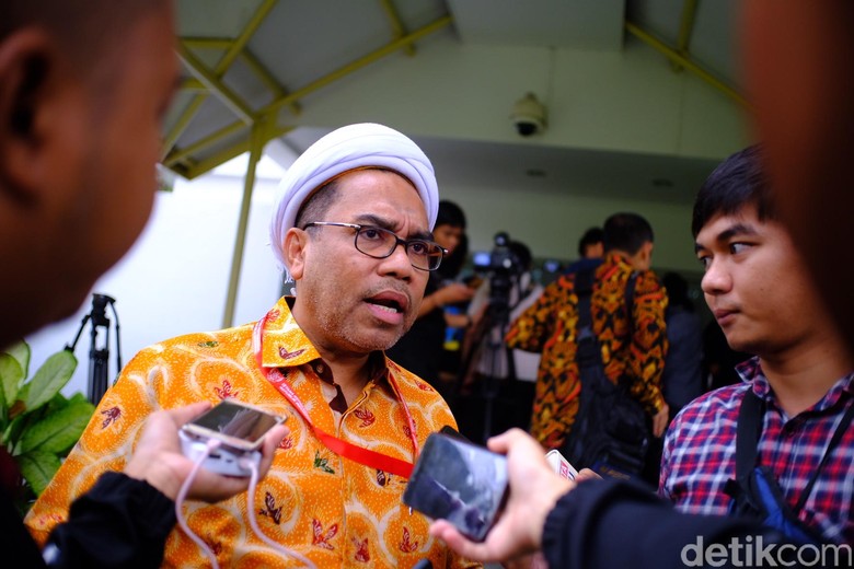 Ngabalin: Makan Itu Hashtag #2019GantiPresiden! Ngabalin: Makan Itu Hashtag #2019GantiPresiden!