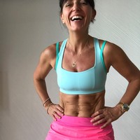 Davina mengaku pecinta fitness. Aku sering ditanya berapa kali aku olahraga. Tiga kali paling sedikit... empat kali idealnya selama 45 menit sampai satu jam, tulis Davina di Instagramnya.  Foto: dok. Instagram (davinamccall)