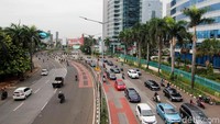 Kondisi lalu lintas di Jalan Arteri Pondok Indah tampak ramai lancar.