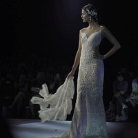 Gaun bergaya klasik dengan desain yang timeless dari Sebastian Gunawan tampak sempurna membingkai figur model Paula. Foto: Dok. Instagram/Paula Verhoeven