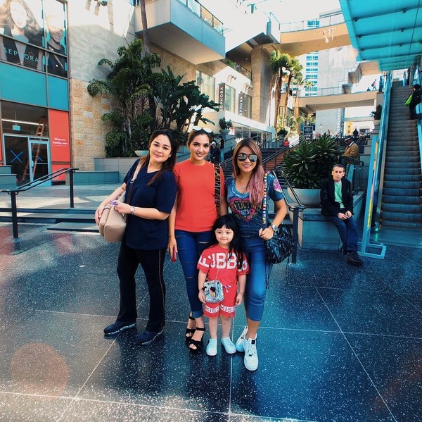 Di akun instagramnya masing-masing, Anang, Ashanty, Aurel, dan Azriel membagikan keseruan mereka di California. (ananghijau/Instagram) Di akun instagramnya masing-masing, Anang, Ashanty, Aurel, dan Azriel membagikan keseruan mereka di California. (ananghijau/Instagram)