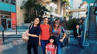 Di akun instagramnya masing-masing, Anang, Ashanty, Aurel, dan Azriel membagikan keseruan mereka di California. (ananghijau/Instagram)