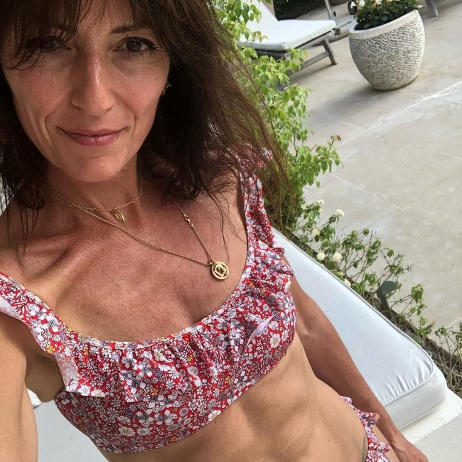 Dia adalah Davina McCall seorang presenter asal Inggris yang punya tubuh fit. Baru-baru ini Davina memamerkan perutnya yang sixpack. Netizen pun heboh dengan kondisi perutnya yang rata dan kotak-kotak.  Foto: dok. Instagram (davinamccall)