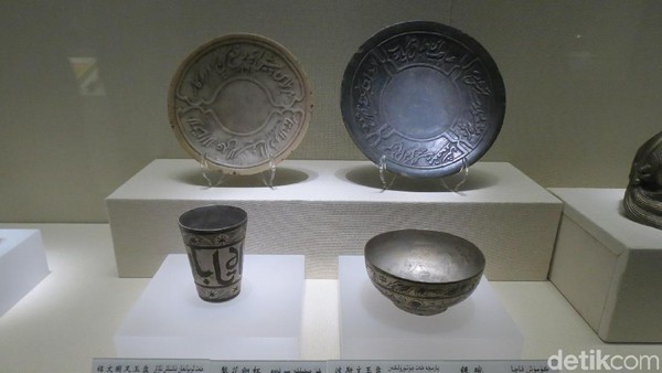 Foto: Kemudian ada sejumlah piring batu giok, gelas tembaga dan mangkuk perak dengan tulisan Arab yang diperkirakan dari masa Dinasti Qing (Fitraya/detikTravel)