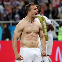 Para atlet sepakbola punya cara tersendiri untuk merayakan keberhasilan membobol gawang lawan ataupun memenangkan sebuah pertandingan. Apalagi selain membuka jersey sembari memamerkan otot-otot torsonya. Begitu pula yang terjadi di Piala Dunia 2018. Seperti yang dilakoni Xherdan Shaqiri. Pemain asal Swiss itu membuka bajunya setelah sukses memasukkan bola kedua di gawang Serbia. (Foto: Getty Images)