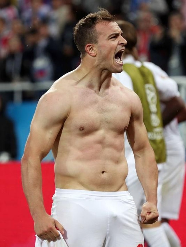 Para atlet sepakbola punya cara tersendiri untuk merayakan keberhasilan membobol gawang lawan ataupun memenangkan sebuah pertandingan. Apalagi selain membuka jersey sembari memamerkan otot-otot torsonya. Begitu pula yang terjadi di Piala Dunia 2018. Seperti yang dilakoni Xherdan Shaqiri. Pemain asal Swiss itu membuka bajunya setelah sukses memasukkan bola kedua di gawang Serbia. (Foto: Getty Images)