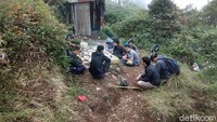 Selain papan, terdapat pula petilasan yang dikeramatkan di Puncak Manik. Tak jarang pendaki berpapasan dengan peziarah yang sengaja mendaki hanya untuk sekadar berziarah hingga tujuan lain, seperti mencari wangsit (Muhammad Idris/detikTravel)
