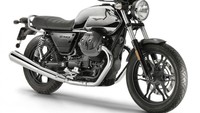 Diluncurkan di Biarritz, Prancis, V7 III edisi terbatas ini hadir dalam tampilan motor sport vintage yang didukung oleh perpaduan warna krom dan hitam pekat.  Foto: Dok. Moto Guzzi