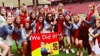 Kesenangan telah lulus dari salah satu universitas paling bergengsi sejagat. Foto: Instagram