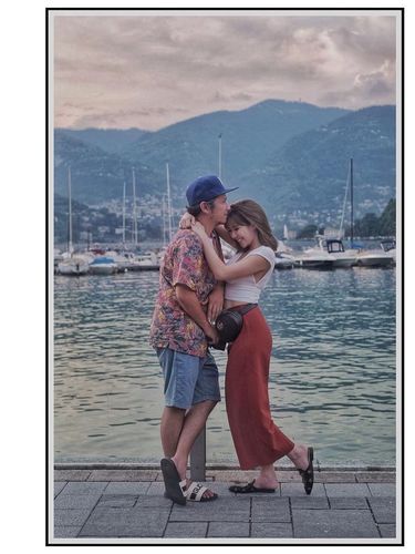 Gisella memakai Gucci belt bag.