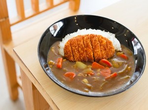 Siang Ini Enaknya Makan Chicken Curry Rice yang Gurih Hangat