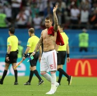Ketika salah satu bintang Piala Dunia 2018 memamerkan keseksiannya di lapangan hijau. Kapten timnas Spanyol Sergio Ramos sukses bikin iri para pria sekaligus membuat perempuan meleleh. (Foto: Getty Images)