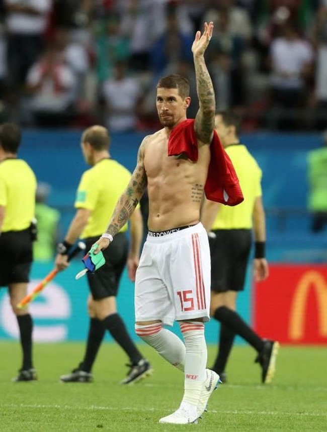 Ketika salah satu bintang Piala Dunia 2018 memamerkan keseksiannya di lapangan hijau. Kapten timnas Spanyol Sergio Ramos sukses bikin iri para pria sekaligus membuat perempuan meleleh. (Foto: Getty Images)