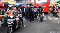 Di depan lapak pedagang tampak ramai oleh lalu lalang kendaraan.