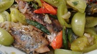 Kalau tumis peda ini punya rasa pedas asin asam karena menggunakan banyak tomat. Makan yang bikin ngabisin nasi dan nggak berasa kenyang-kenyang, tulis netizen @esthereni76.