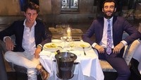  Di usianya yang masih muda, perawakan pesepak bola ini justru terlihat dewasa. Apalagi saat makan malam sambil mengenakan jas dan kemeja putih ini. Foto: Instagram alvaroodriozola
