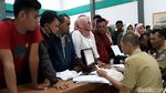 Sehari Jelang Pencoblosan Ratusan Warga Garut Antre Bikin e-KTP