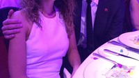 Meski sudah lama menikah, Robin dan sang istri tetap romantis dan menghadiri jamuan makan malam bersama. Foto: Instagram @robinvanpersie