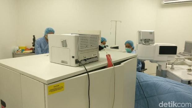 Suasana operasi lasik Kevin Julio