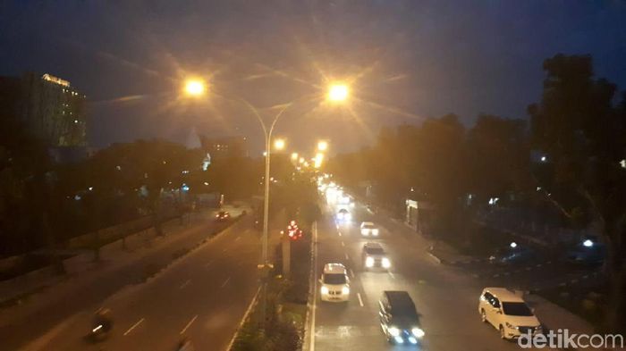 Foto: PJU di Pekanbaru kembali nyala (Chaidir-detik) Foto: PJU di Pekanbaru kembali nyala (Chaidir-detik)