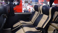 Masuk ke interiornya, terdapat sistem lampu interior dengan empat tema warna, ada modern, classic, luxury dan glory. Lantai bus hadir dengan PVC Vynil flooring. Dalam foto terlihat bus Legacy dengan sasis dari Hino. Foto: Hino