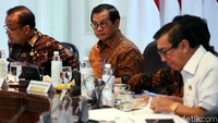 Sejumlah menteri menghadiri rapat ini.
