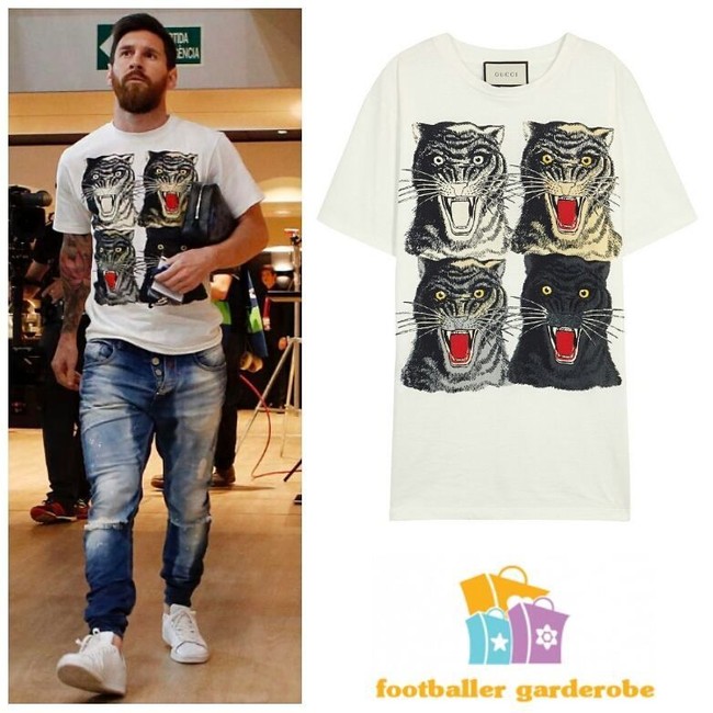 Lionel Messi tampil menarik perhatian dengan kaus putih bergambar harimau mengaum. Kaus yang dipakai pesepakbola 31 tahun ini datang dari brand Gucci seharga US$ 505 atau sekitar Rp 7,2 juta. Foto: Dok.Instagram @footballergarderobe