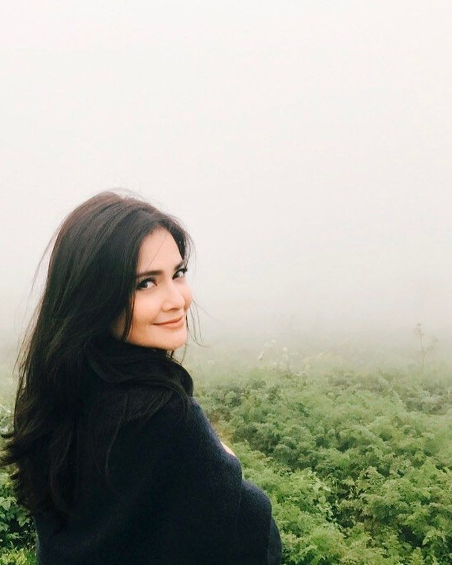 Tari juga mengaku bahwa ia minum banyak air putih. Ia merasakan sendiri manfaatnya dengan banyak minum air putih kulitnya jadi tetap lembab.  Foto: dok. Instagram (cuttaryofficial)