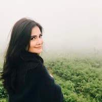 Tari juga mengaku bahwa ia minum banyak air putih. Ia merasakan sendiri manfaatnya dengan banyak minum air putih kulitnya jadi tetap lembab.  Foto: dok. Instagram (cuttaryofficial)