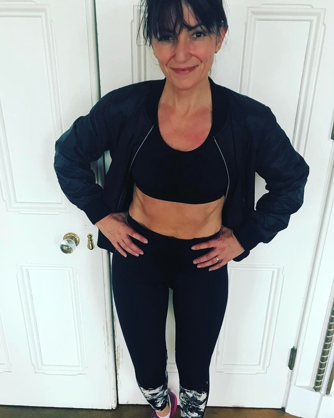 Davina sendiri sudah berusia 50 tahun. Bisa terlihat dari wajahnya yang memang sesuai dengan usianya. Tapi jika melihat perutnya, maka kamu akan terkesima.  Foto: dok. Instagram (davinamccall)