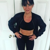 Davina sendiri sudah berusia 50 tahun. Bisa terlihat dari wajahnya yang memang sesuai dengan usianya. Tapi jika melihat perutnya, maka kamu akan terkesima.  Foto: dok. Instagram (davinamccall)