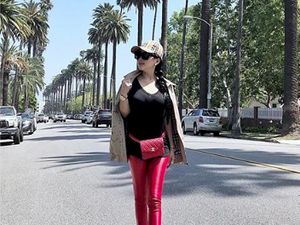 Datang ke Gala Premiere Film Perdana, Kostum Syahrini Rusak