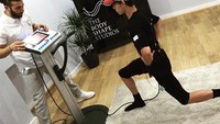 Ia juga diketahui rutin melakukan latihan EMS atau Electronic Muscle Stimulation. Latihan ini dilakukan dengan mengirimkan arus listrik tingkat rendah melalui tubuh Anda untuk merangsang pertumbuhan otot. Foto: Instagram/tomholland2013
