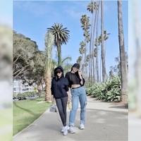 Berpose bersama salah satu anak temannya di kawasan California, Amerika Serikat, Syahrini bergaya kekinian dengan sneakers terbaru dari Chanel. Sneakers berwarna velvet white itu harganya mencapai US$ 950. Foto: Dok. Instagram