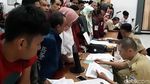 Sehari Jelang Pencoblosan Ratusan Warga Garut Antre Bikin e-KTP