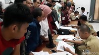 Hari ini pelayanan pembuatan e-KTP diperpanjang menjadi 12 jam.